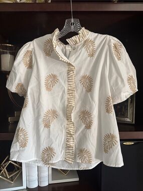 entro White Short-Sleeve Embroidered Ruffle Front Blouse